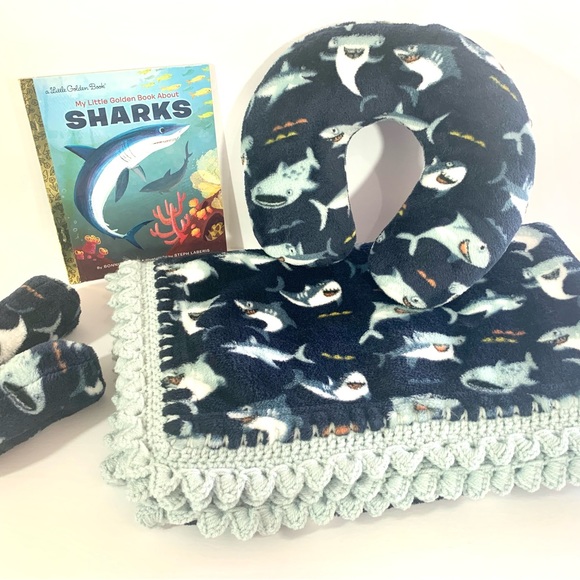 🌺SOLD🌺Sharks Crochet Baby Blanket Gift Set - Picture 3 of 9